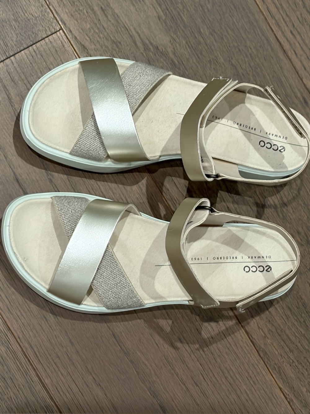 Ecco leather Metallic Gold Wedge Sandals with White Sole - Picture 3 of 6